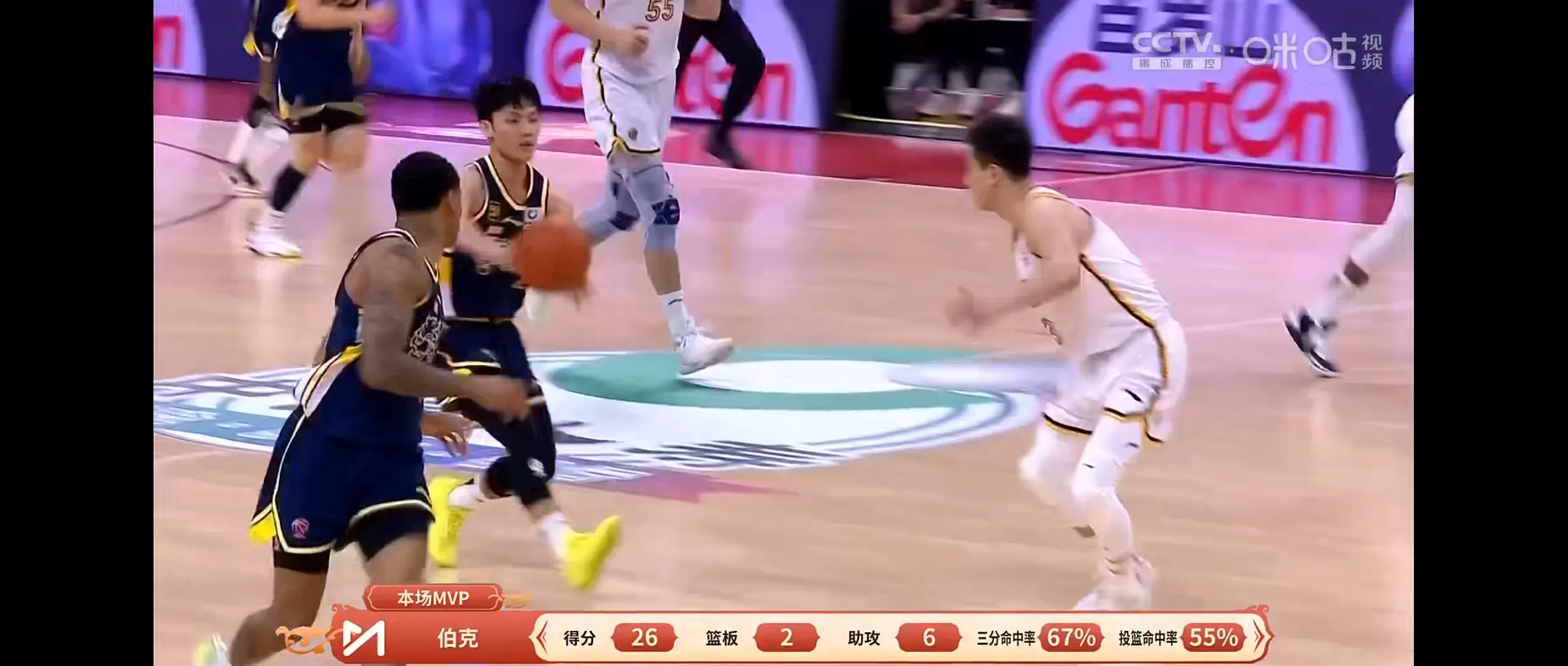 某支球队在比赛中力压对手，赢得掌声