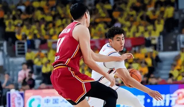 上海男篮惜败江苏队,遭遇两连败 上海男篮惜败江苏队,遭遇两连败