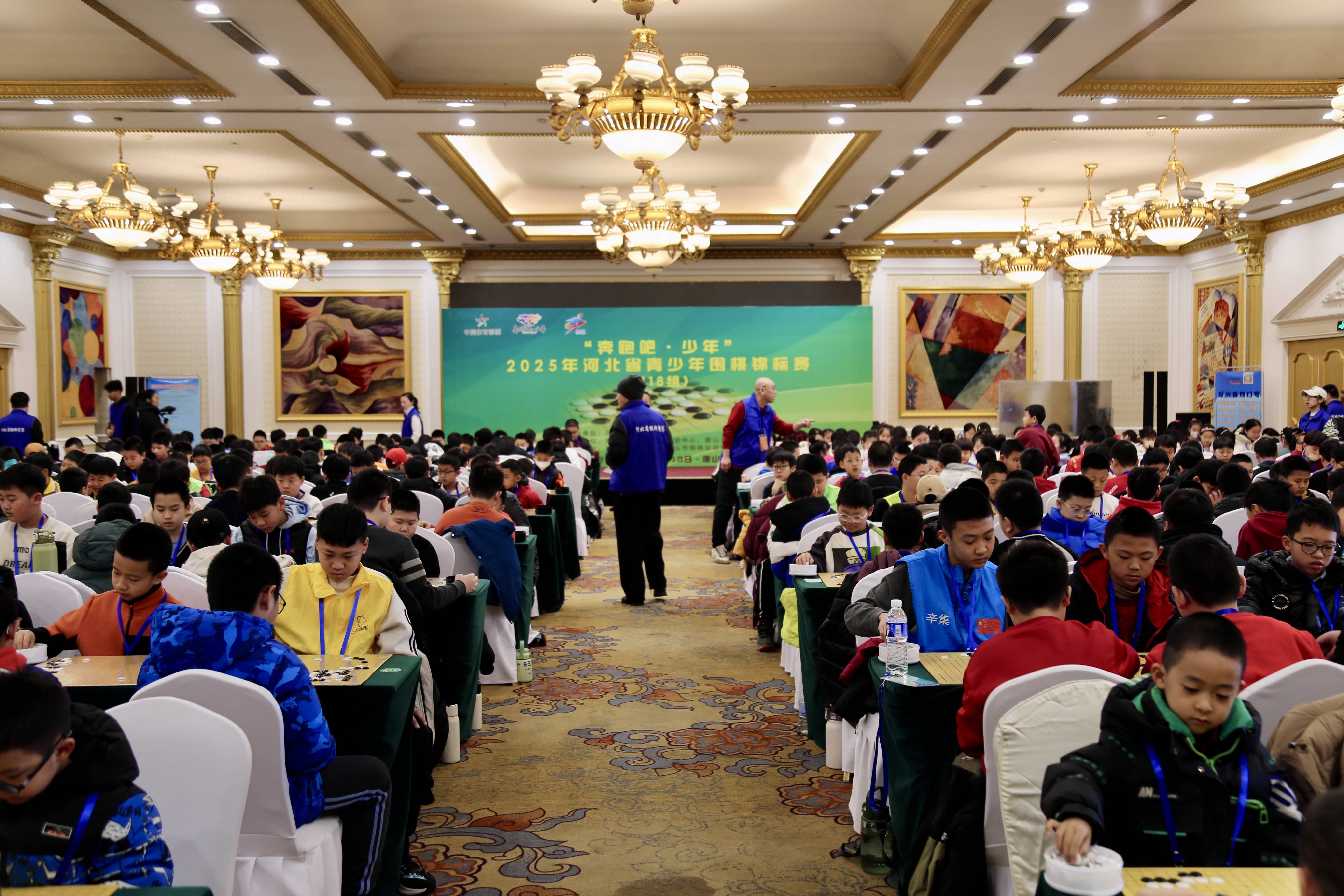 河北精英队在比赛中展现出非凡的团结合作