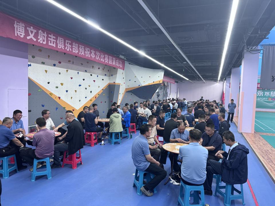 比赛现场瞬息万变，场面激烈火爆