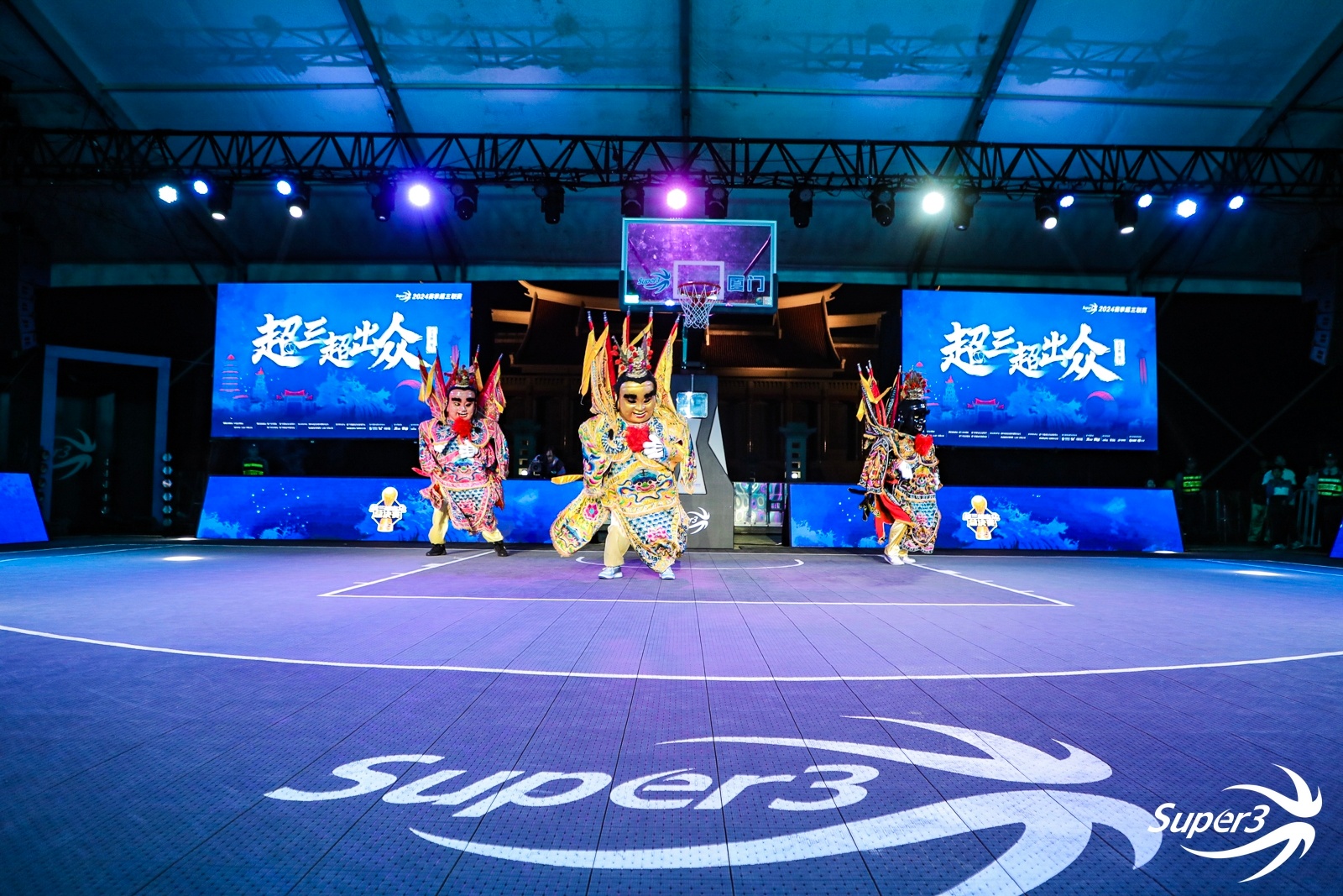 比赛现场瞬息万变，场面激烈火爆