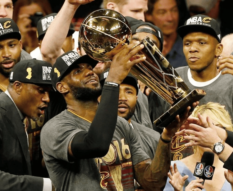NBA新赛季火爆来袭！勇士夺冠热门，湖人豪取四连胜