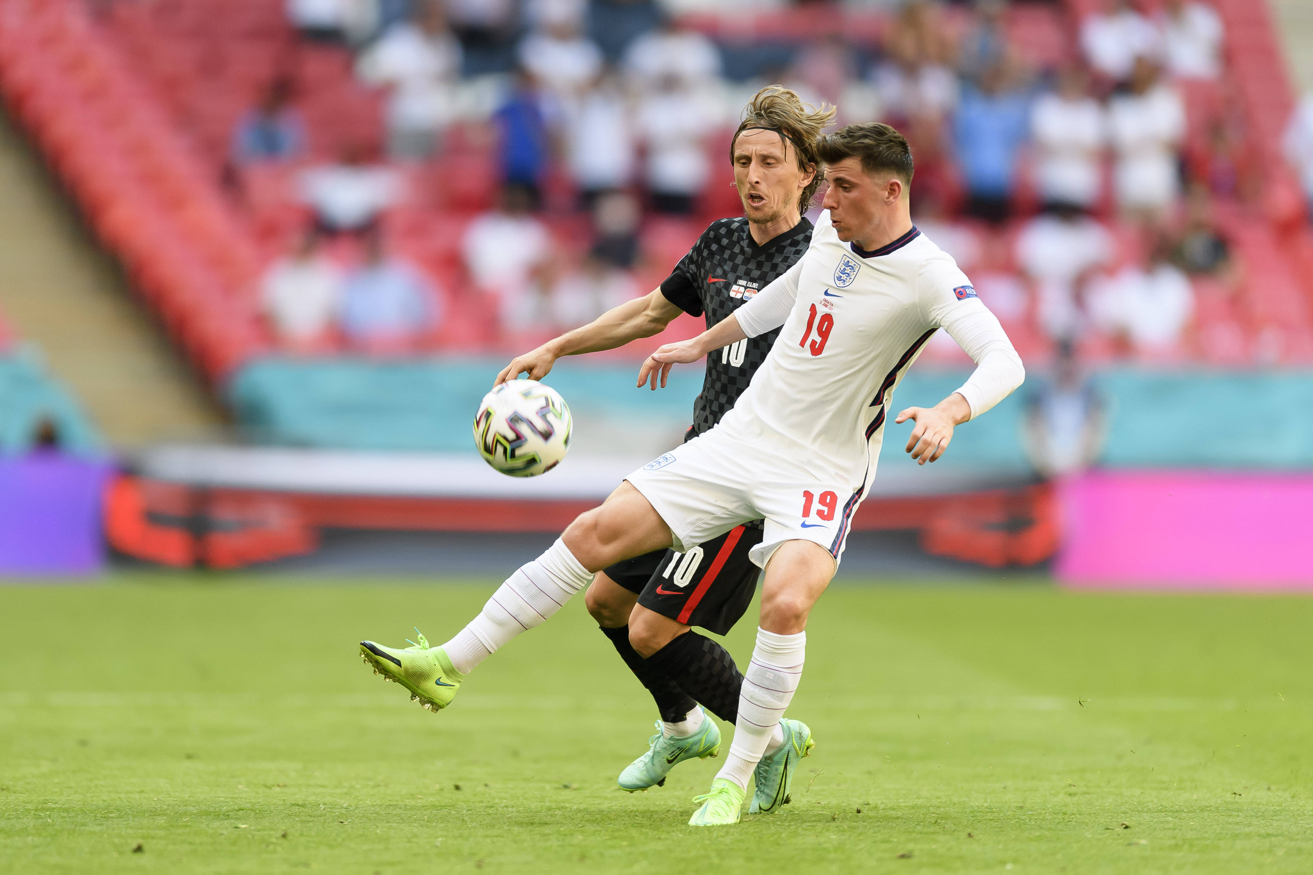 英格兰队遭遇失败，与德国碰撞落败