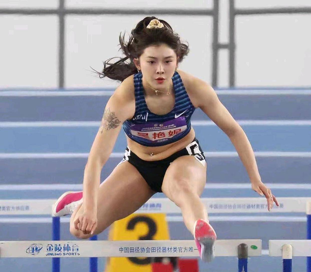 挪威选手在田径女子撑杆跳中夺冠