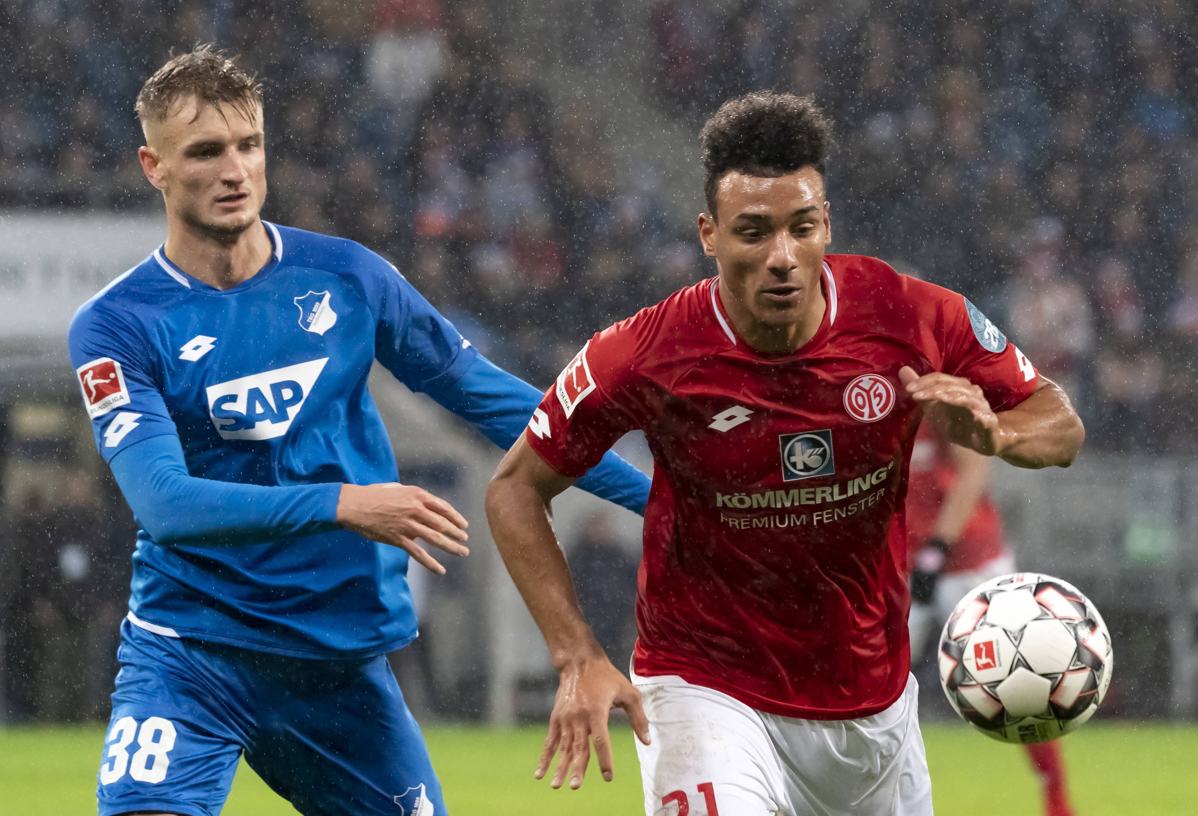 包含高傲夏堡再度取得胜利，保持德甲不败纪录的词条