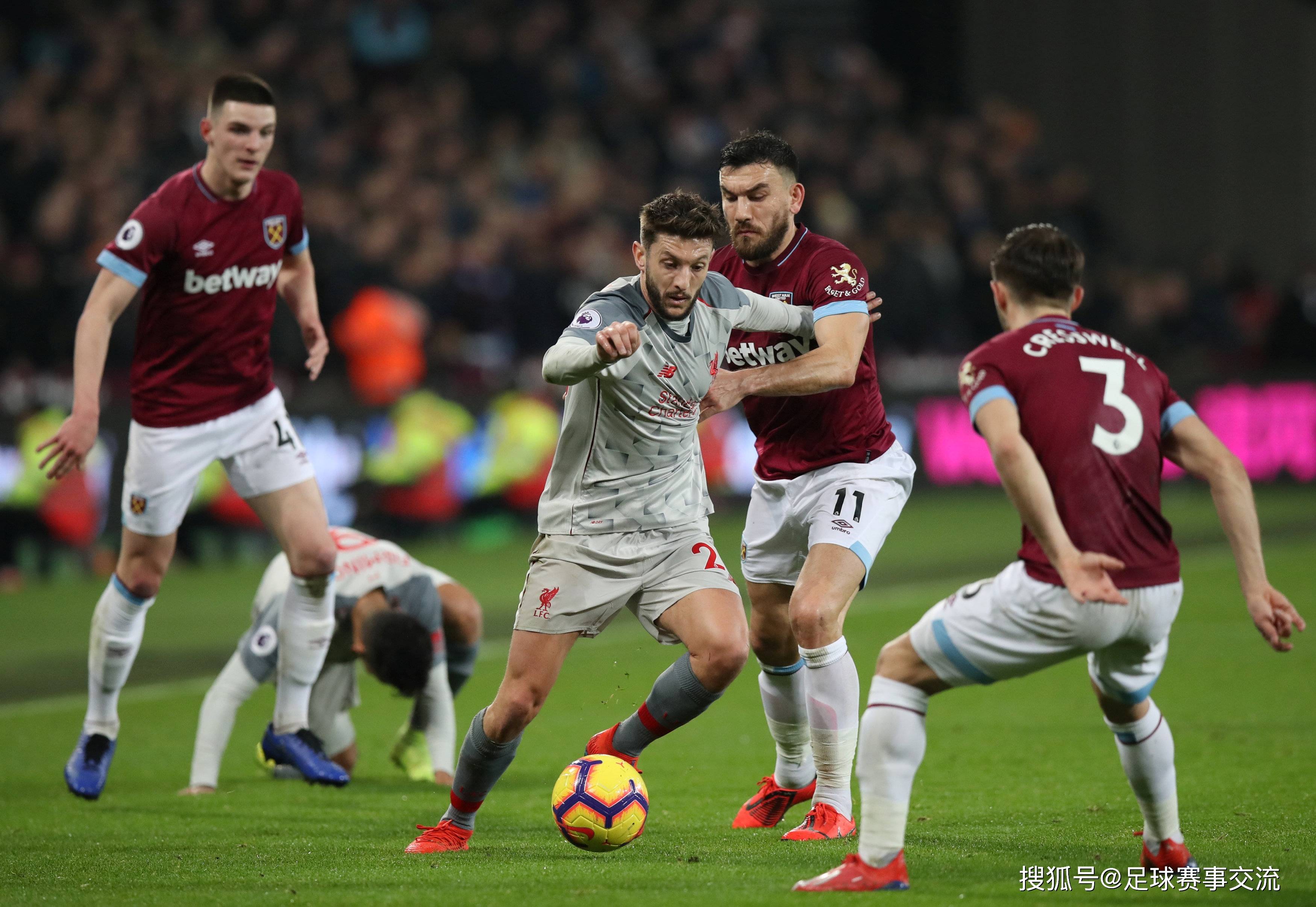 足球赛场上球员们奋力拼搏,取得成功 足球赛场上球员们奋力拼搏,取得成功