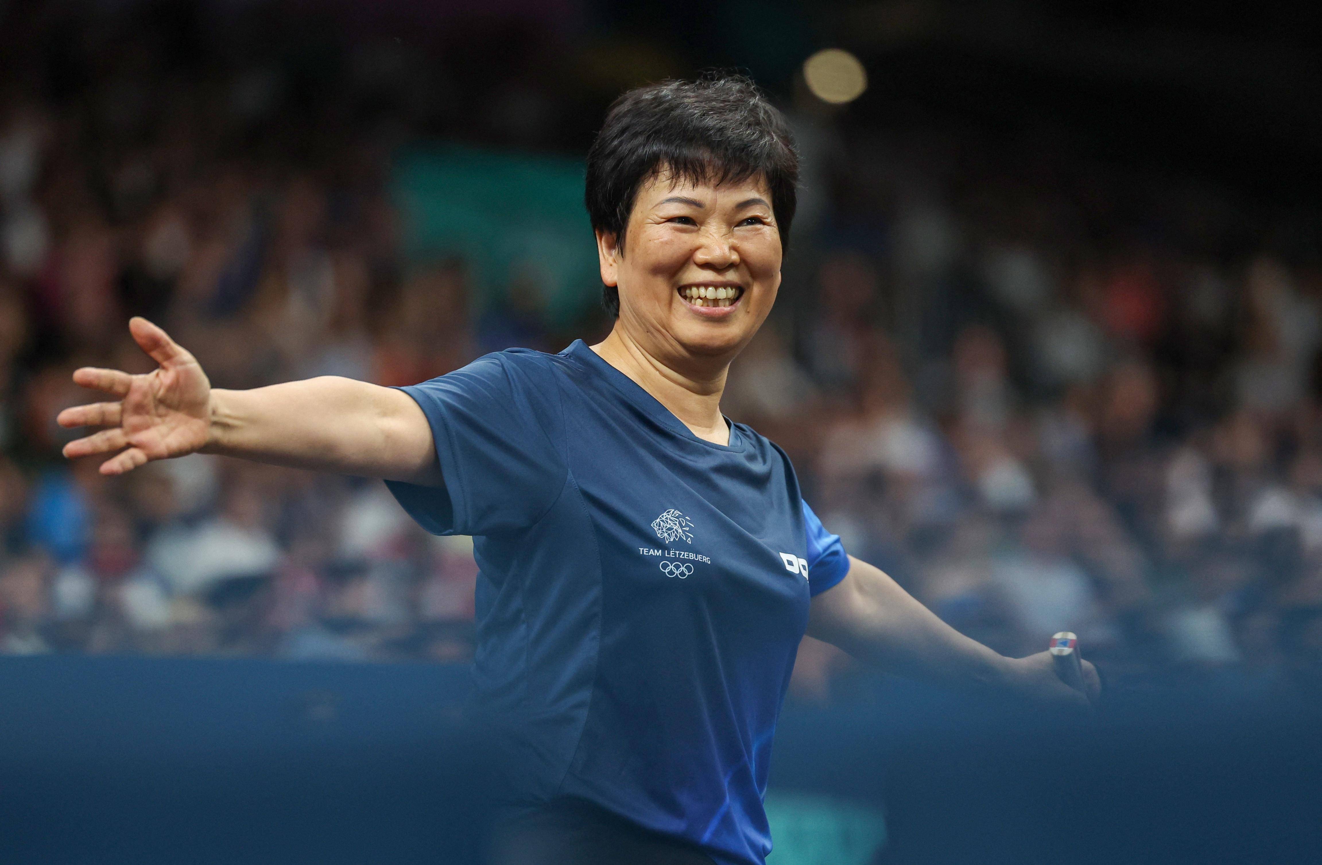 卢森堡射箭选手射中靶心，喜中金牌