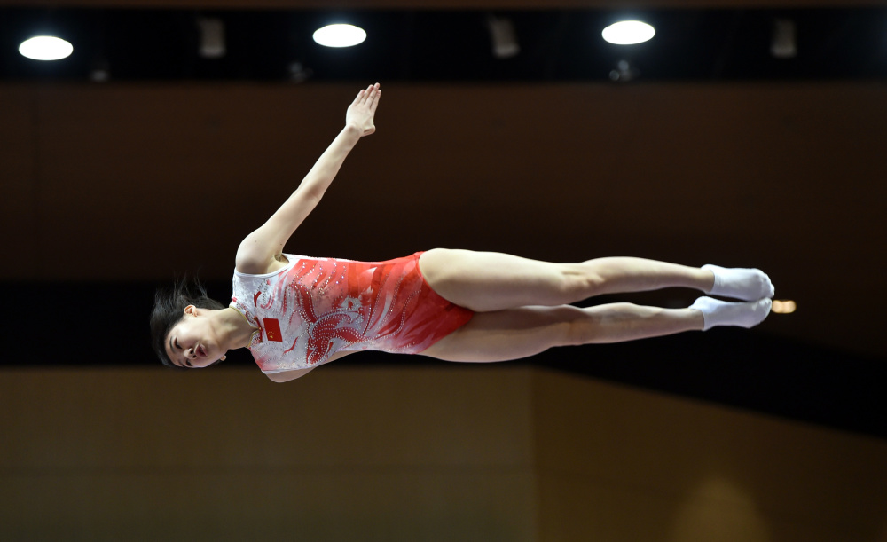 蹦床运动员高高翻飞，高潮迭起