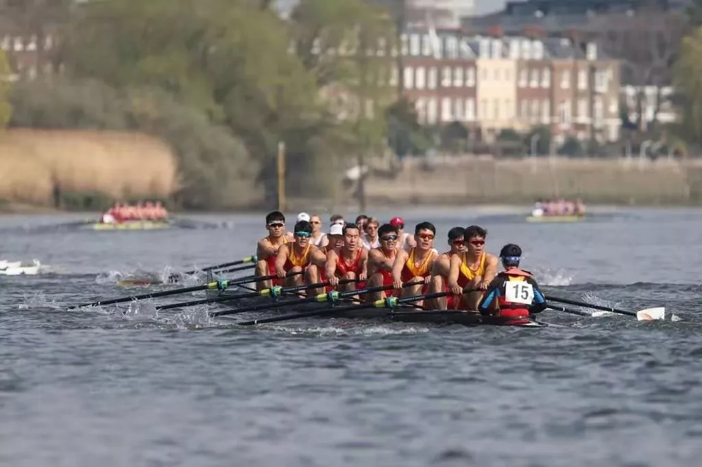 乌克兰选手在划船比赛中夺冠