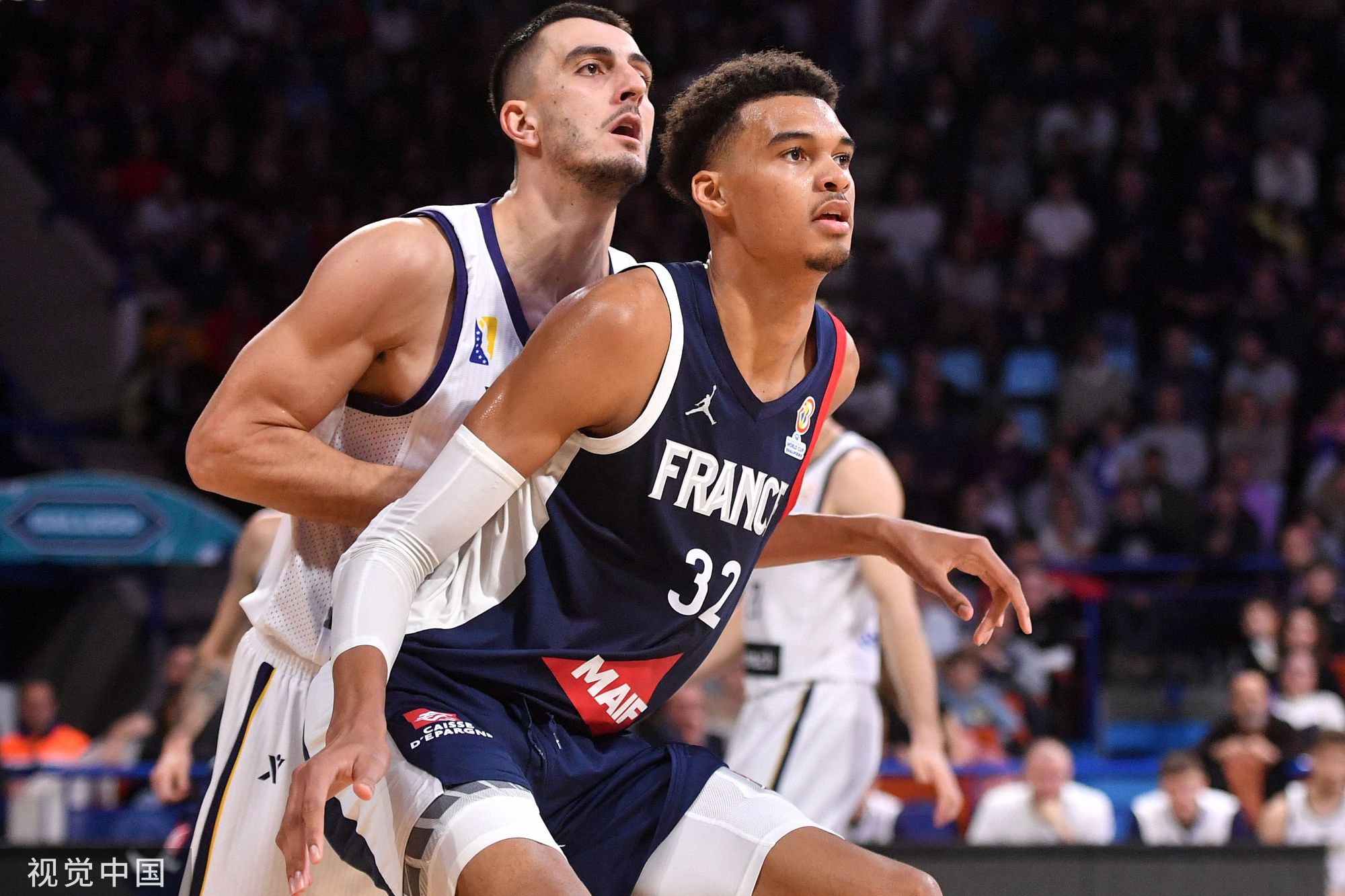 法国乒乓球队轻取中国乒乓球队，波尔完成帽子戏法