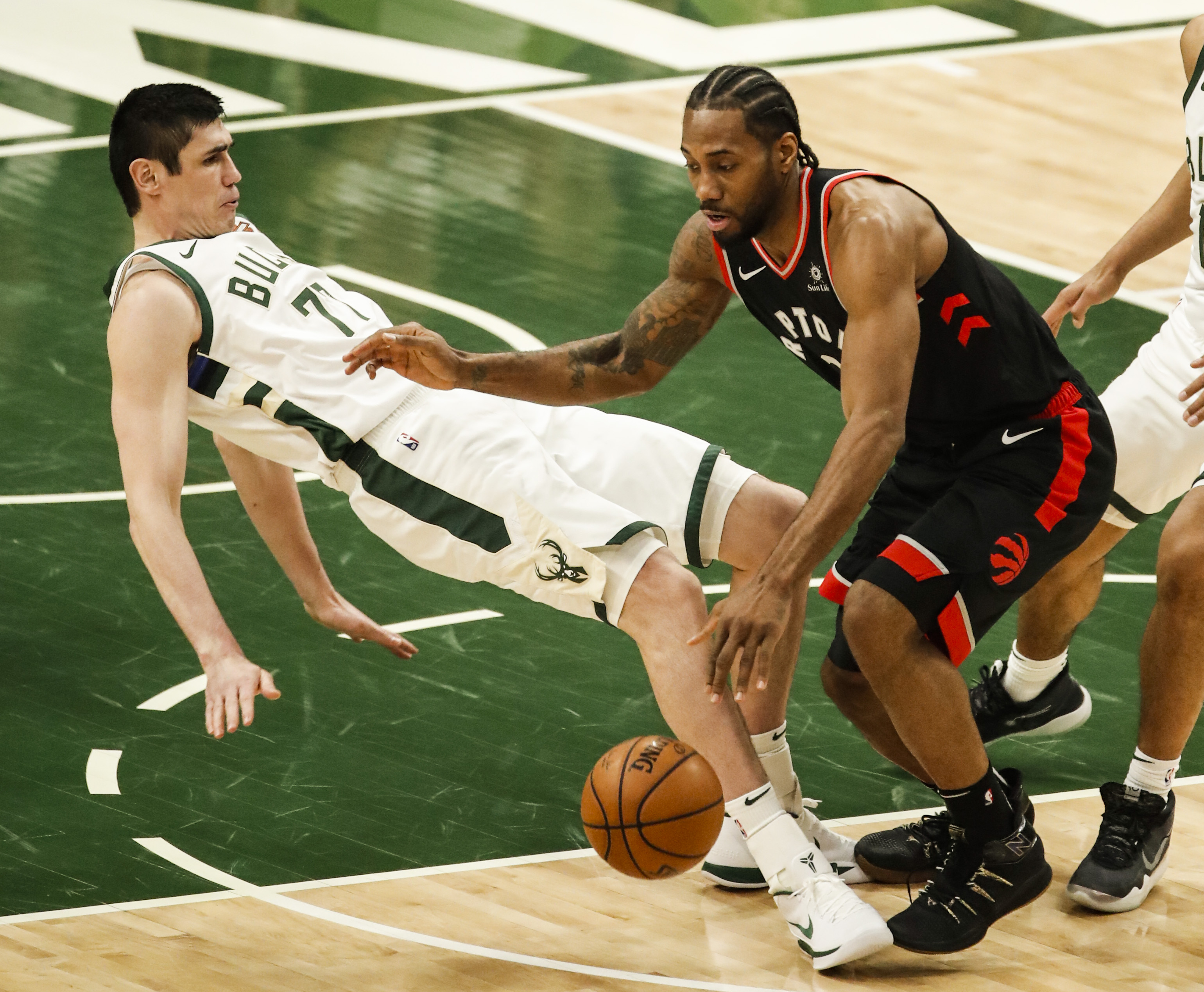 猛龙逆转雄鹿取得两连胜，伦纳德再现神奇表现