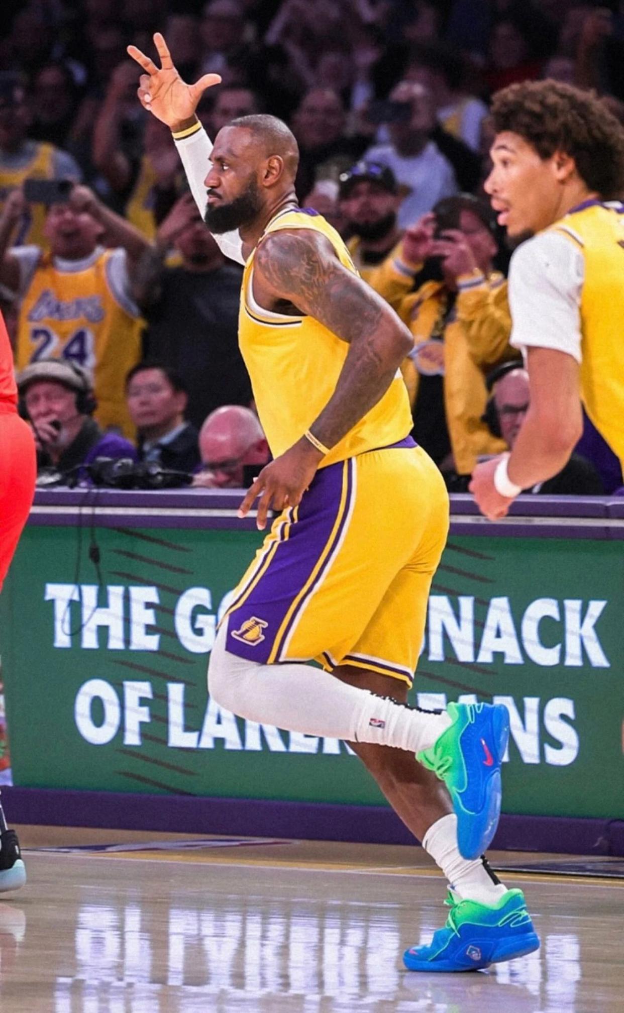 湖人力克开拓者，豪取七连胜