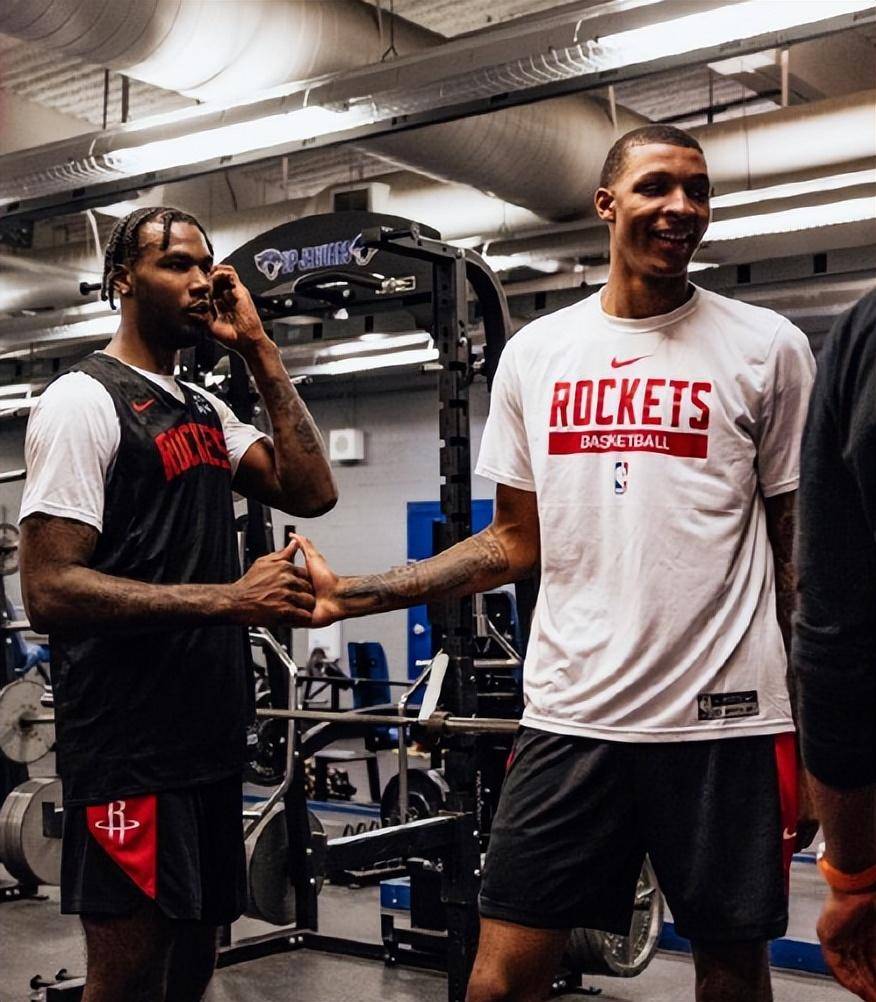 火箭前锋速战速决，完胜对手夺取胜利